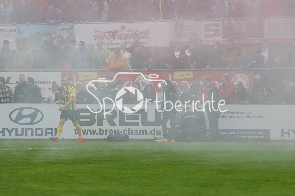 DJK Vilzing - FC Bayern Amateure | Vilzing Keeper Maximilian PUTZ (DJK #1) muss nach der Aktion der Bayern Fans behandelt werden / Ultras / Pyro / Boeller / Spielunterbrechung
