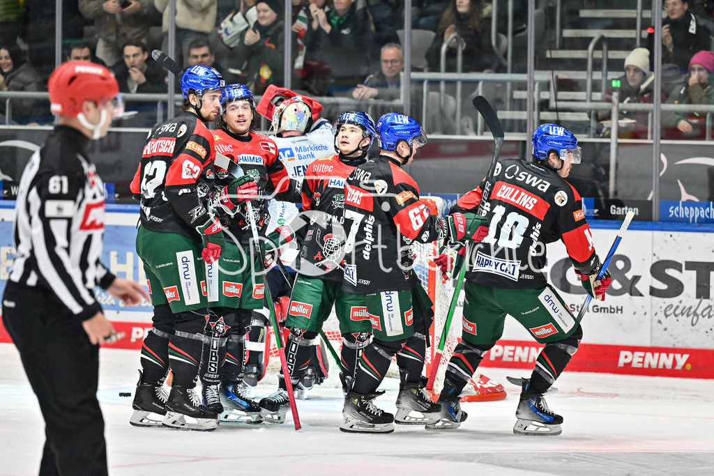 Augsburger Panther - Iserlohn Roosters | Jubel der Panther nach dem Treffer zum 1-3 durch Chris COLLINS (Augsburger Panther #10) / Tor / Freude / Happy / Torschuetze / DEL: Augsburger Panther - Iserlohn Roosters, Curt Frenzel Stadion am 17.11.2024