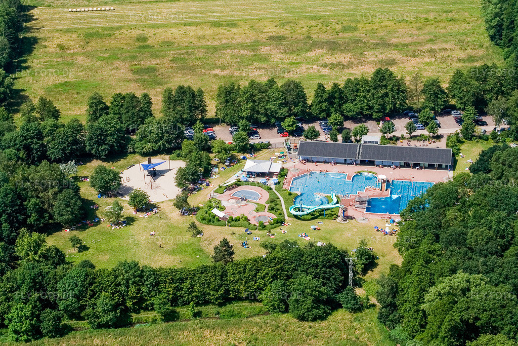 Luftbild: Kurven und Kreis- Bahnen der Wasser- Rutsche am Schwimmbecken des Freibades Waldschwimmbad Kandel in Kandel im Bundesland Rheinland-Pfalz in Deutschland. Foto: IMG_2922.jpg vom 18.06.2006 durch Werner Riehm/FLY-FOTO.de