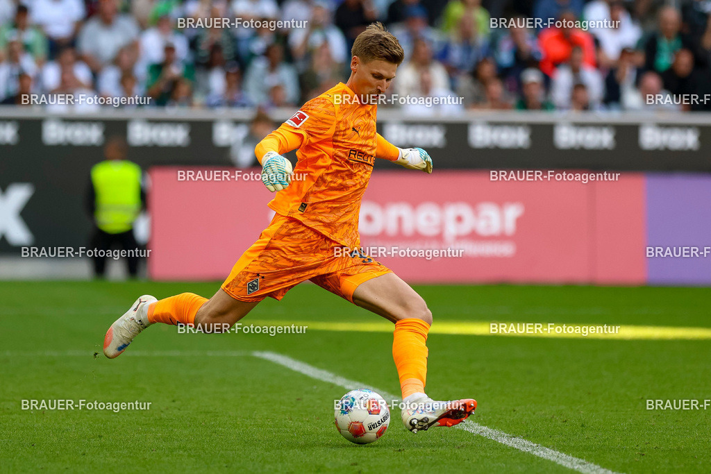 Borussia Mönchengladbach vs Hamburger SV - Bundesliga  | Mönchengladbach, Deutschland, 24.08.25:   Moritz Nicolas in Aktion am Ball, Einzelaktion waehrend des Spiels der Bundesliga zwischen Borussia Mönchengladbach vs Hamburger SV im Stadion im Borussia Park(Foto von Brauer-Fotoagentur / Adrian Schlueter)