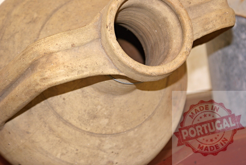 Ancient clay amphora showing historical pottery craftsmanship | Ancient clay amphora artifact with detailed texture and a wide opening - Realisiert mit Pictrs.com