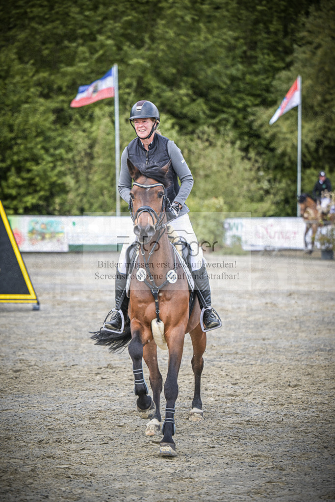 DOS_2334 | Entdecke hochwertige Reitturnierfotos von Foto Oger. Professionell, emotional und authentisch – jetzt Lieblingsmomente im Shop bestellen.Deutschlandweite Turnierfotografie. - Realisiert mit Pictrs.com