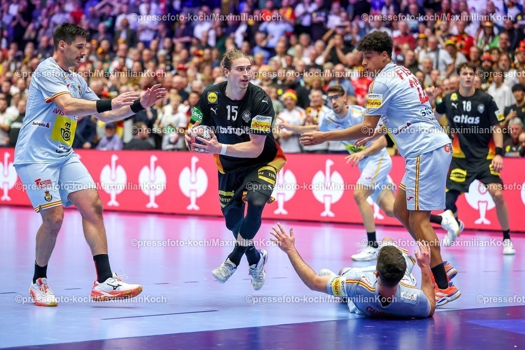 EHF19012602080 | 19.01.2026, Handball, Men's EHF EURO 2026, Deutschland - Spanien, Jyske Bank Boxen in Herning, Dänemark, Preliminary Round:  Juri Knorr (Germany #15) überrennt die Spanische Abwehr  Abel Serdio Guntín (Espania #20)  Antonio Serradilla Cuenca (Espania #05)  Marcos Fis Ballester (Espania #22) 
