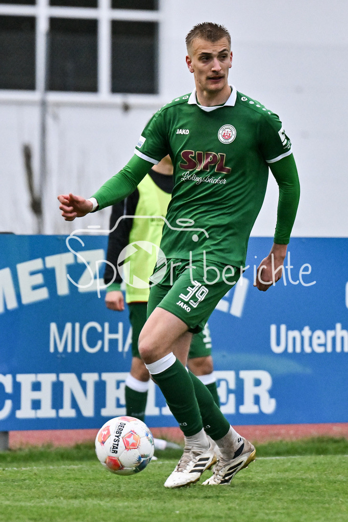 VfB Eichstätt - TSV Schwaben Augsburg | EICHSTÄTT, GERMANY - 14. APRIL: am Ball Jonathan GRIMM (VfB Eichstätt 39) / Einzelfoto / Freisteller während dem Match zwischen dem VfB Eichstätt und dem TSV Schwaben Augsburg am 19. Spieltag der Regionalliga Bayern im Hirsch Sportpark
