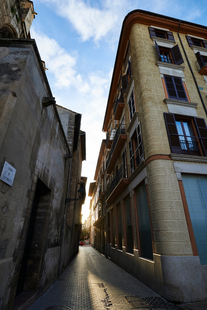 Enge Gasse mit Wohnhaeuser | Palma de Mallorca, Spanien - December 27, 2013: Enge Gasse mit Wohnhaeuser. - Realisiert mit Pictrs.com