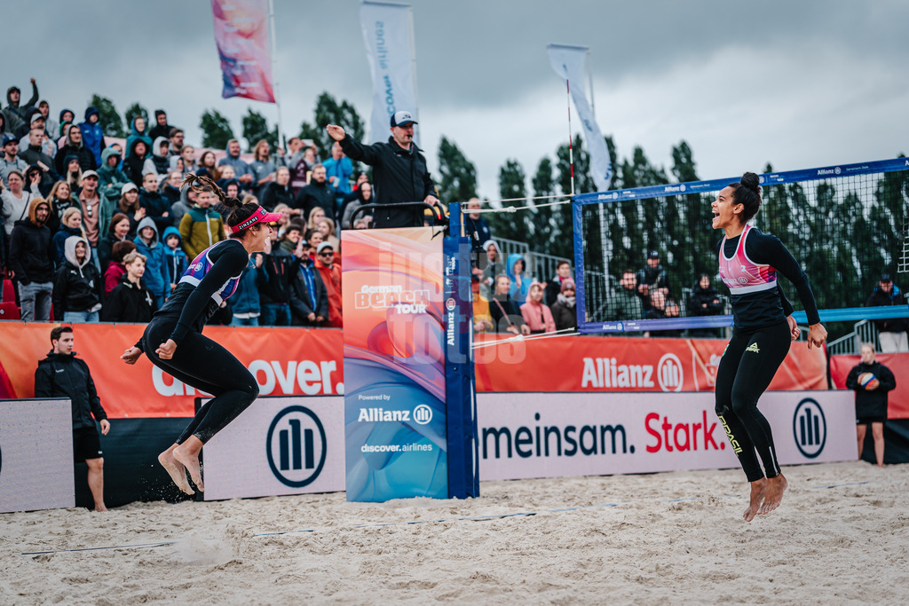 Beachvolleyball | Frauen | German Beach Tour 2024 | Tourstop Bremen | 08.06.2024 | v.l. Andressa Cavalcanti Ramalho (BRA) und Thainara Mylena Feitosa de Oliveira (BRA) jubeln und springen vor Freude in die Luft nach dem Sieg
