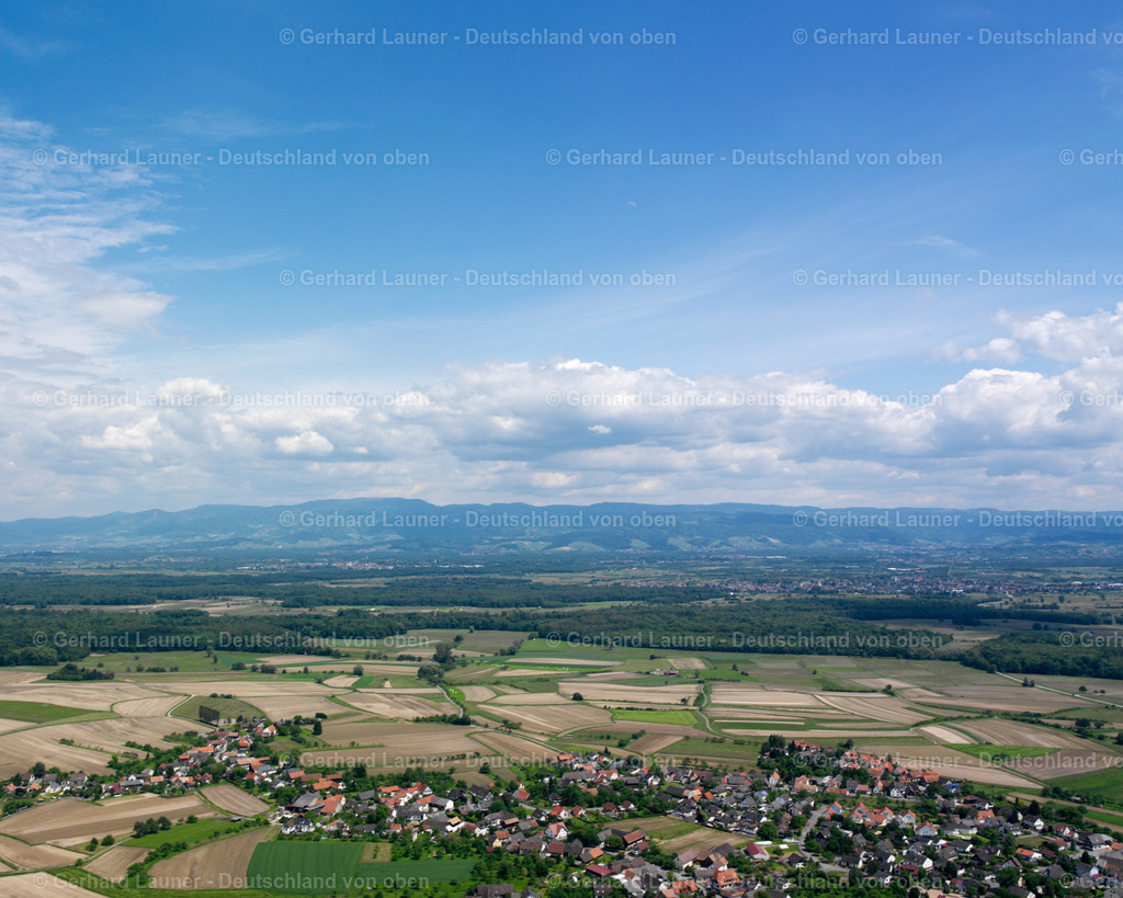 2626399 | LEGELSHURST 09.06.2006 Stadtansicht vom Stadtrand angrenzend an landwirtschaftliche Feldern  in Legelshurst im Bundesland Baden-Württemberg, Deutschland // City view from the outskirts with adjacent agricultural fields  in Legelshurst in the state Baden-Wuerttemberg, Germany Foto: Gerhard Launer