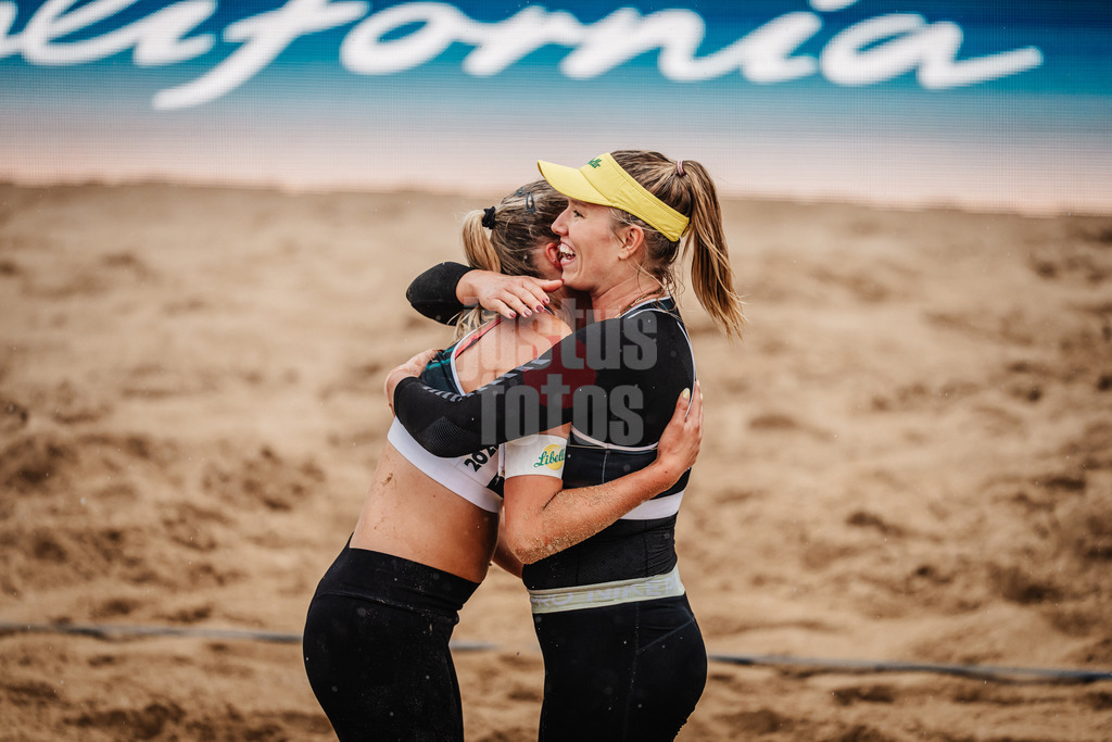 Beachvolleyball | Frauen | Allianz German Beach Tour 2025 | Tourstop Berlin | 23.08.2025 | v.l. Anna-Chiara Reformat und Chenoa Christ liegen sich im Arm