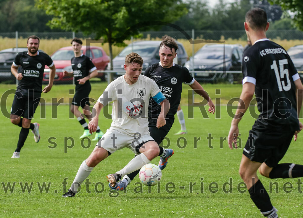 2023-07-02_110_SV_Walpertskirchen_gegen_FC_Herzogstadt | Walpertskirchen, Deutschland, 02.07.2023:
Fußball, Kreisliga 2023 / 2024, Testspiel, SV Walpertskirchen gegen FC Herzogstadt, Endergebnis: 

Benedikt Schuler (SV Walpertskirchen, #21), Luis Bigalke (FC Herzogstadt, #8), Maximilian Niedermair (FC Herzogstadt, #15)

Foto: Christian Riedel / fotografie-riedel.net