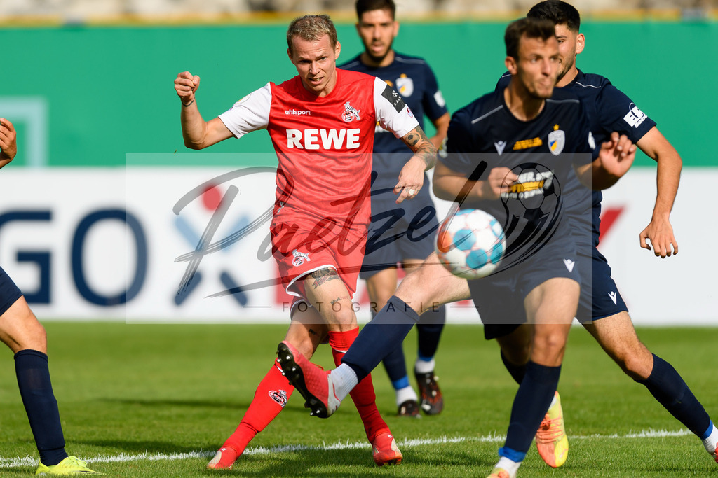 JENKOE20210808_332 | Fussball, Herren: Ondrej Duda (1. FC Koeln) in Aktion, am Ball, Einzelaktion beim Spiel der 1. Runde im DFB-Pokal zwischen FC Carl Zeiss Jena und 1. FC Koeln im Ernst-Abbe-Sportfeld am 08.08.2021 in Jena, Deutschland.DFB / DFL REGULATIONS PROHIBIT ANY USE OF PHOTOGRAPHS AS IMAGE SEQUENCES AND/OR QUASI-VIDEO. - Realisiert mit Pictrs.com