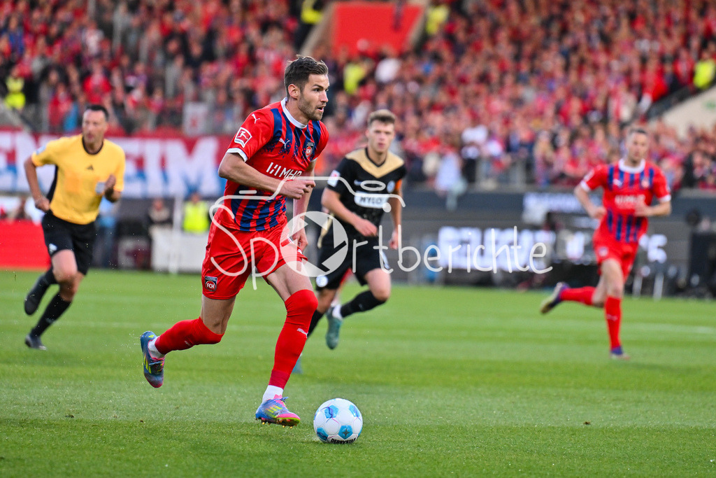 1. FC Heidenheim - SV Elversberg 07 | am Ball Marvin PIERINGER (Heidenheim 18) / Einzelfoto / Freisteller / Relegation Bundesliga: 1. FC Heidenheim - SV Elversberg 07, Voith-Arena am 22.05.2025 / DFL REGULATIONS PROHIBIT ANY USE OF PHOTOGRAPHS AS IMAGE SEQUENCES AND/OR QUASI-VIDEO