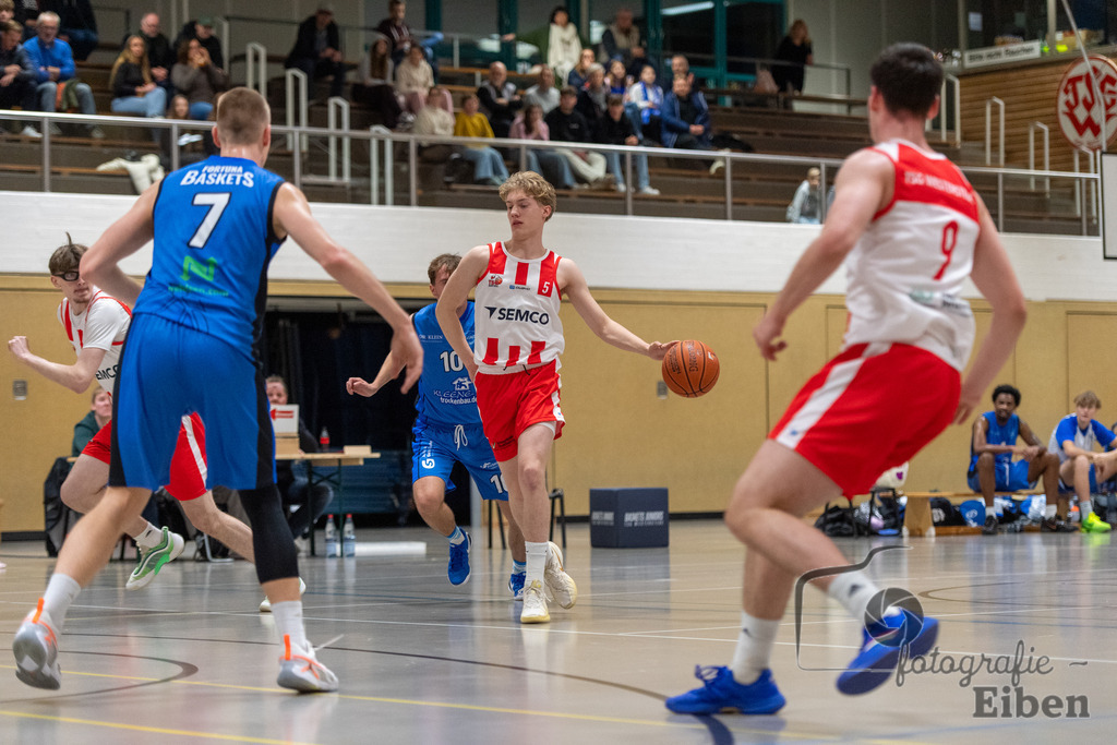 TSG Westerstede-Fortuna Logabirum | Basketball 2. Regionalliga; TSG Westerstede 2 (weiß)- Fortuna Logabirum (blau) am 12.12.2025 in Westerstede (Hössensportzentrum), Photo: Philip Eiben 2025 - Realisiert mit Pictrs.com