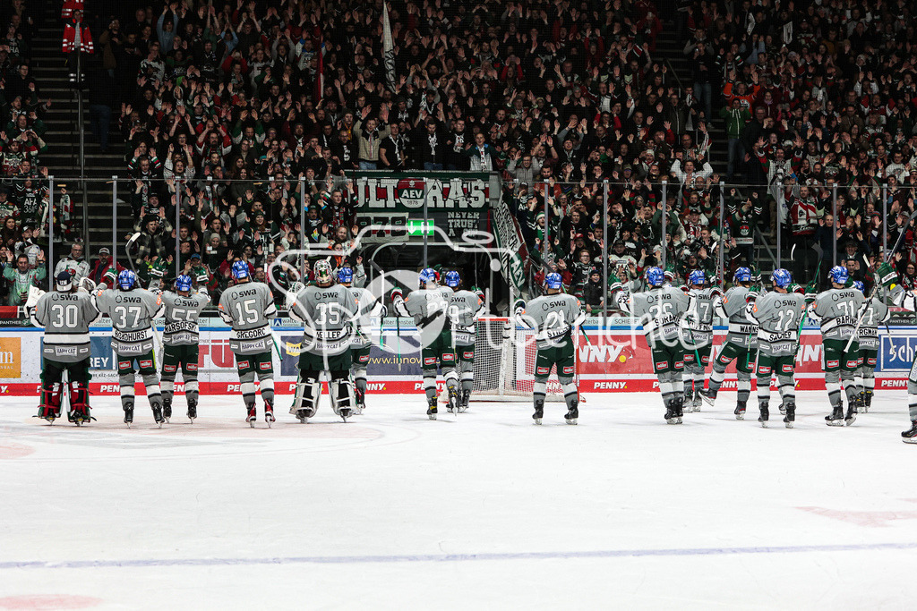 Augsburger Panther - Iserlohn Roosters | Die Panther feiern mit ihren Fans den Heimsieg gegen Iserlohn