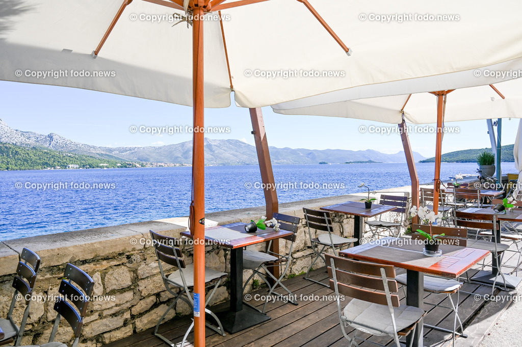 Kroatien_ Korcula_ Insel in Sueddalmatien_ Korcula Stadt_ 13.09.2024-129 | 13.09.2024, Kroatien, HRV, Korcula, Insel in Sueddalmatien, Korcula Stadt im Bild Hafen, Hafenansichten, Boot, Boote, Schiff, Schiffe, Gebauede, Adria, Meer, Stadtansichten, Altstadt, Marco Polo, Museum, Touristen, Souvenier, Restaurant, KonobaKorcula - Schwarzes Korfu - benannt nach den dunklen Kiefernwaeldern, ist eine zu Kroatien gehoerende Insel in der Adria vor der Kueste Sueddalmatiens. Zugleich ist sie Teil des Dinarischen Gebirges. Quelle: Wikipedia