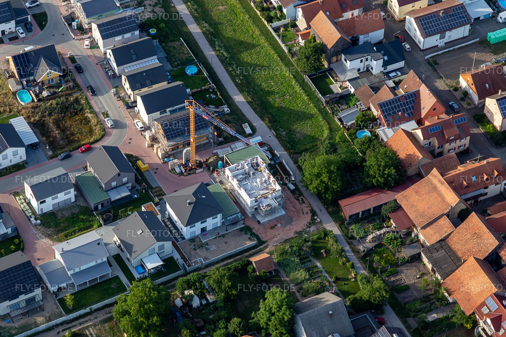 Luftbild: Neubaugebiet Im Sandblatt in Hatzenbühl im Bundesland Rheinland-Pfalz in Deutschland.Foto: IMG_133400.jpg vom 12.07.2022 durch Werner Riehm/FLY-FOTO.deAuflösung des Originals: 4912 x 3275 pxHatzenbühl – Das Tabakdorf in der Südpfalz