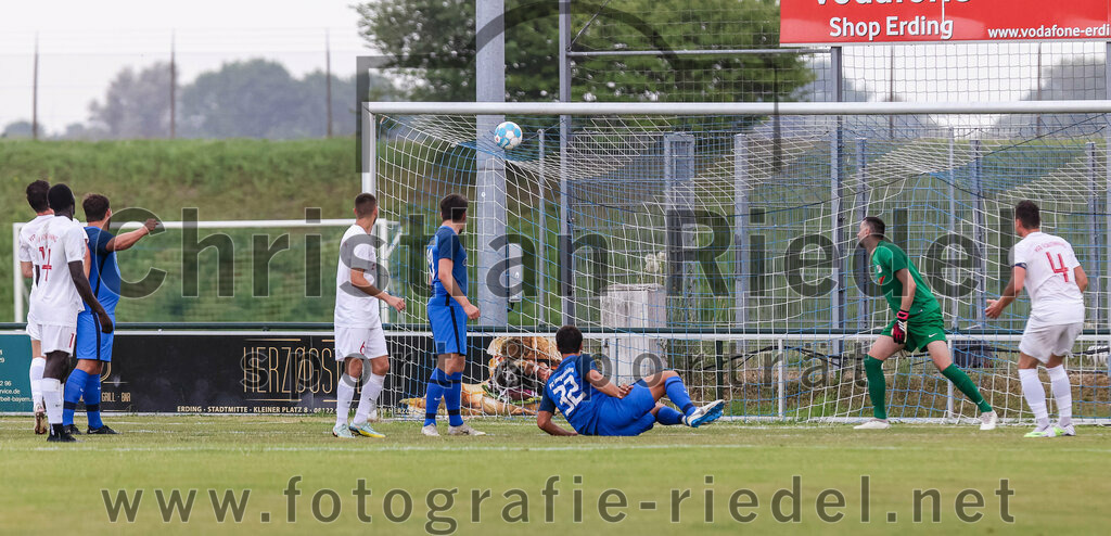 2023-06-30_034_FC_Langengeisling_gegen_VfB_Forstinning | Erding, Deutschland, 30.06.2023:
Fußball, Bezirksliga Oberbayern Ost 2023 / 2024, Testspiel, FC Langengeisling gegen VfB Forstinning, Endergebnis: 3:0

Jubel nach dem 1:0 durch Kilian Stenzel (FC Langengeisling, #32)
Ante Basic (VfB Forstinning, #6), Maximilian Maier (FC Langengeisling, #10), Kilian Stenzel (FC Langengeisling, #32), Torwart Marko Susac (VfB Forstinning, #1), Mathias Hirt (VfB Forstinning, #4)

Foto: Christian Riedel / fotografie-riedel.net