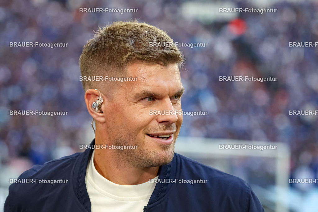 1_S04BER_20250801_0030.JPG -  - FC Schalke 04 - Hertha BSC Berlin - 2. Bundesliga | Gelsenkirchen, Deutschland, 01.08.25: Simon Terodde schaut waehrend des Spiels der 2. Bundesliga zwischen FC Schalke 04 - Hertha BSC Berlin in der Veltins-Arena am 01. August 2025 in Gelsenkirchen, Deutschland. (Foto von Stefan Brauer/Brauer-Fotoagentur)DFB/DFL REGULATIONS PROHIBIT ANY USE OF PHOTOGRAPHS AS IMAGE SEQUENCES AND/OR QUASI-VIDEO.