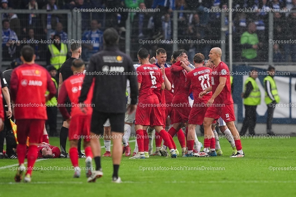 xYDR24052501089 | 24.05.2025, xydrx, Fußball, Finaltag der Amateure, Finale Niederrheinpokal, MSV Duisburg - Rot-Weiss Essen, Schauinsland-Reisen Arena: Rudelbildung zwischen Essen und Duisburg Spielern