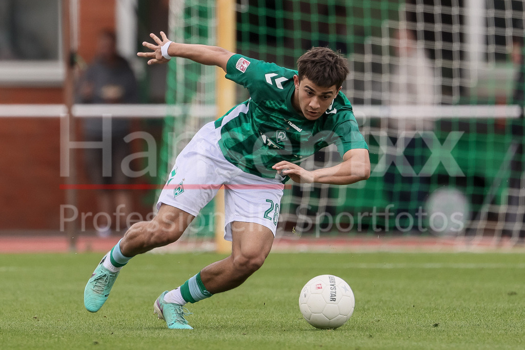 Fussball, Regionalliga Nord, SV Werder Bremen II - SV Todesfelde | v.li: Ethan Kohler (SV Werder Bremen II, 28) am Ball, Freisteller, Einzelbild, Ganzkörper, Aktion, Action, Spielszene