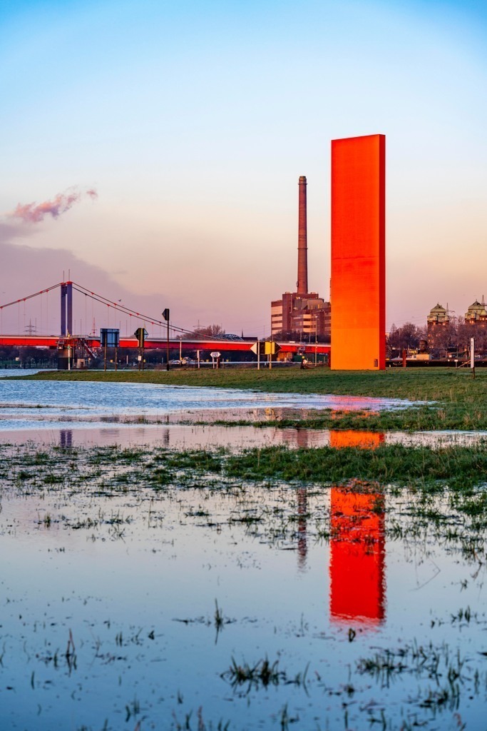 JT-230119 | Rheinhochwasser, Duisburg-Kaßlerfeld, Überschwemmungen,  hinten die Friedrich-Ebert-Rheinbrücke, Skulptur Rheinorange an der Ruhrmündung, Duisburg, NRW, Deutschland - Realisiert mit Pictrs.com