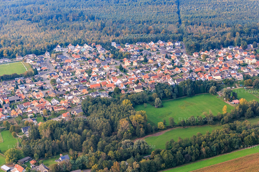 Aerial view: View of the town from the south in Schirrhein in the state Bas-Rhin, France. – Photo: IMG_074313.jpg taken on 10/04/2014 by Werner Riehm/FLY-FOTO.com – Resolution of the original: 5239 x 3492 px