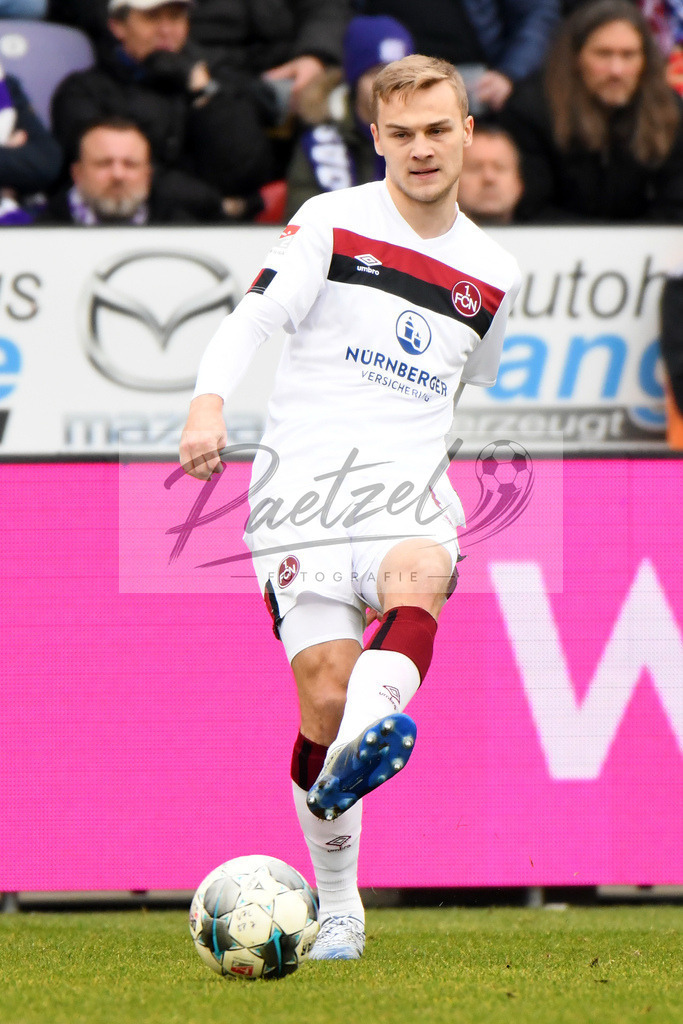 20200208_OSNFCN_0052 | Fußball, Herren: Tim Handwerker (1. FC Nuernberg) in Aktion, am Ball, Einzelaktion waehrend des Spiels der 2. Bundesliga zwischen VfL Osnabrueck und 1. FC Nuernberg im Stadion an der Bremer Bruecke am 08.02.2020 in Osnabrueck, Deutschland.DFB / DFL REGULATIONS PROHIBIT ANY USE OF PHOTOGRAPHS AS IMAGE SEQUENCES AND/OR QUASI-VIDEO. - Realisiert mit Pictrs.com
