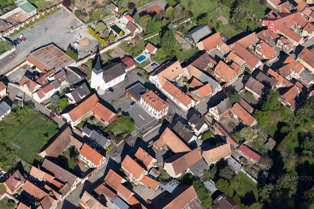 Vue aérienne: Vue de la ville à Bischholtz dans le département Bas Rhin, France. Photo: IMG_099458.jpg prise le 30/04/2017 par Werner Riehm/FLY-FOTO.eu – Résolution de l'original: 5472 x 3648 px