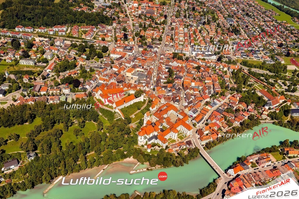 Luftaufnahme der Stadt Füssen - Die Luftaufnahme wurde 2025 vom UL-Flugzeug heraus erstellt ( keine Drohne ) - Hochauflösende Luftaufnahme - für professionelle Ausdrucke geeignet. Die Geschenkidee !Mit Lizenz und Bildrechte bestellbar