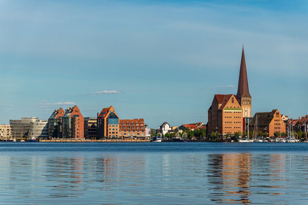 Blick von Gehlsdorf über die Warnow auf die Hansestadt Rostock | Blick von Gehlsdorf über die Warnow auf die Hansestadt Rostock.    