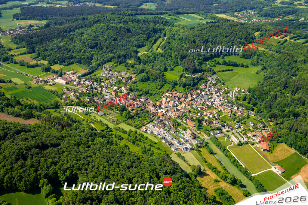 Das Luftbild zeigt  Kirchensittenbach - Die Luftaufnahme wurde 2023 vom UL-Flugzeug aus erstellt ( keine Drohne ) - Hochauflösende Luftaufnahme - Für grossformatige Ausdrucke geeignet. Die Geschenkidee !Mit Lizenz und Bildrechte bestellbar