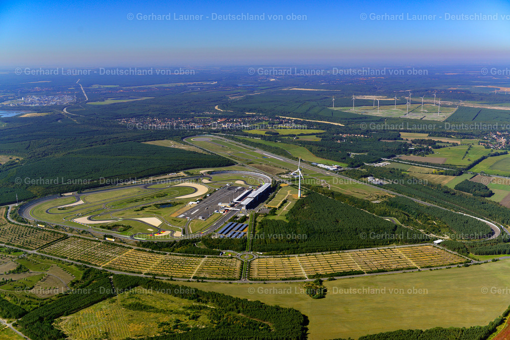 3636891 | SCHIPKAU 25.08.2016 Motorsportanlage Lausitzring Rennstrecken für Automobilsport und Motoradsport mit Boxengasse, Zuschauertribünen und Parkplätzen bei Klettwitz im Bundesland Brandenburg. Weiterführende Informationen bei: EuroSpeedway Verwaltungs GmbH. // Motorsport facility Lausitzring bei Klettwitz in the state Brandenburg. Further information at: EuroSpeedway Verwaltungs GmbH. Foto: Gerhard Launer