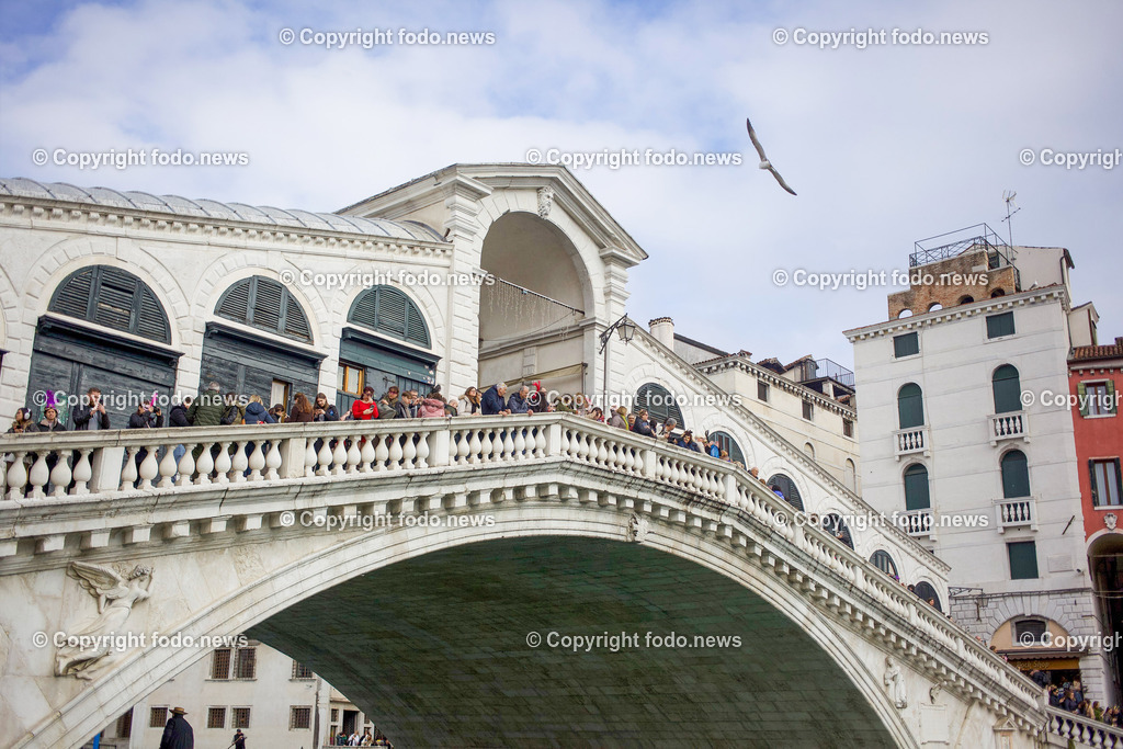 Italien_ Venedig_ 16.02.2024-51 | 16.02.2024, Italien, ITA, Venetien, Venedig, im Bild Venedig, Stadtansichten, Touristen, Reisefeature, venezianisch, Reise, Venedig, Venezia, Venetien, Stadtansicht, Campanile, Canale Grande, Markusplatz, Markuskirche, Touristen, Gondel, Gondolere, Faehre, Motorboot, Wassertaxi, Vaporetto, Adria, Lagune, Pfahlbauten, Bruecke, Rialtobruecke, La Gondola, Dogenpalast, Italien, Hochwasser, Creativ, Kreativ