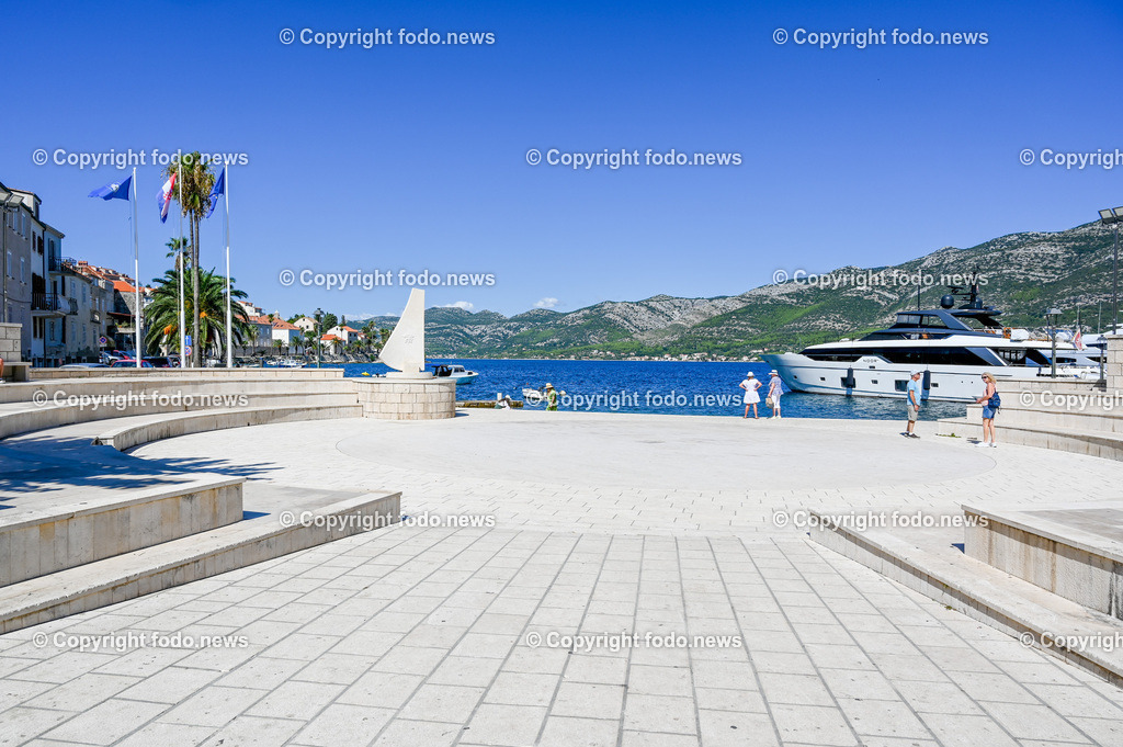 Kroatien_ Korcula_ Insel in Sueddalmatien_ Korcula Stadt_ 13.09.2024-116 | 13.09.2024, Kroatien, HRV, Korcula, Insel in Sueddalmatien, Korcula Stadt im Bild Hafen, Hafenansichten, Boot, Boote, Schiff, Schiffe, Gebauede, Adria, Meer, Stadtansichten, Altstadt, Marco Polo, Museum, Touristen, Souvenier, Restaurant, KonobaKorcula - Schwarzes Korfu - benannt nach den dunklen Kiefernwaeldern, ist eine zu Kroatien gehoerende Insel in der Adria vor der Kueste Sueddalmatiens. Zugleich ist sie Teil des Dinarischen Gebirges. Quelle: Wikipedia