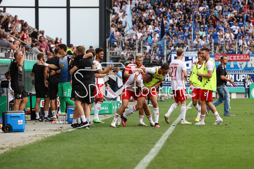 SSV Jahn Regensburg - VfL Bochum | Jubel auf der Band der Regensburger nach dem Heimsieg gegen den VFL Bochum