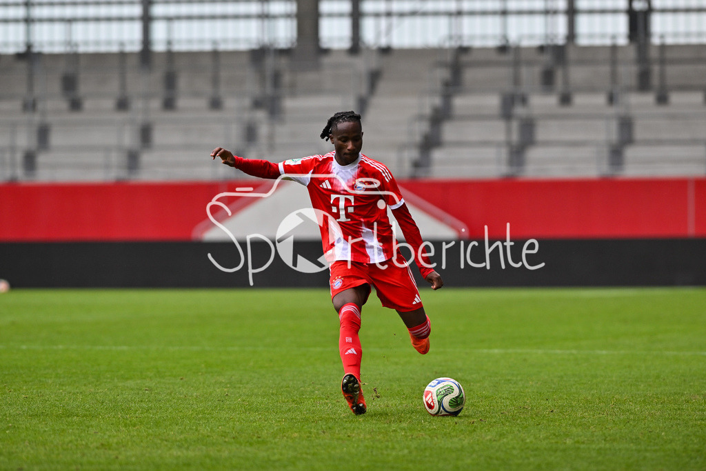 FC Bayern München - Berliner Athletik Klub | MUNICH, GERMANY - 21. FEBRUARY: am Ball Richard AJAYI (FC Bayern München U19 3) während dem Spiel zwischen der U19 des FC Bayern München und der U19 des Berliner Athletik Klubs am 3. Spieltag der DFB-U19 Nachwuchsliga am FC Bayern Campus