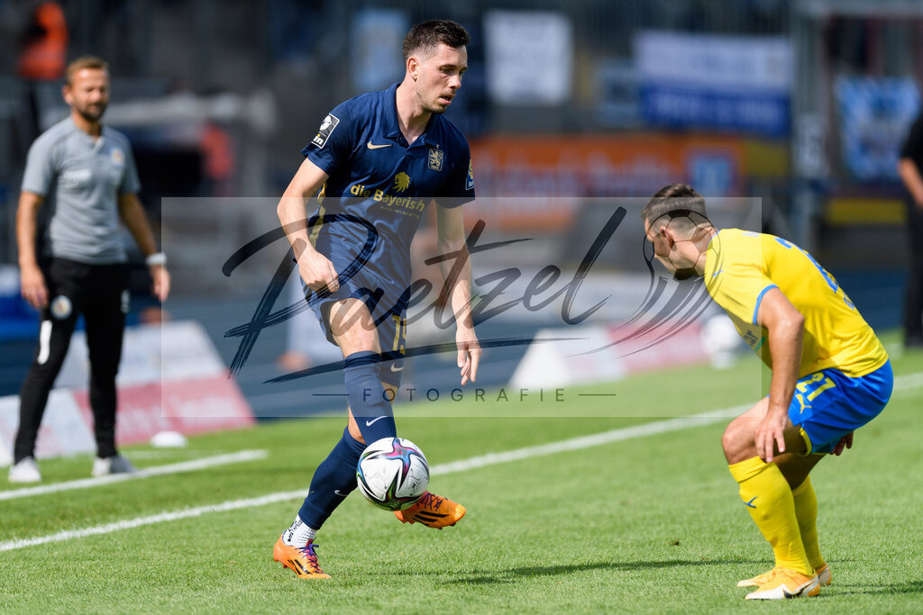 EBSTSV20210828_141 | Fussball, Herren: Marcel Baer (TSV 1860 Muenchen) in Aktion, am Ball, Einzelaktion beim Spiel der 3. Liga zwischen Eintracht Braunschweig und TSV 1860 Muenchen im Eintracht-Stadion am 28.08.2021 in Braunschweig, Deutschland.DFB / DFL REGULATIONS PROHIBIT ANY USE OF PHOTOGRAPHS AS IMAGE SEQUENCES AND/OR QUASI-VIDEO. - Realisiert mit Pictrs.com