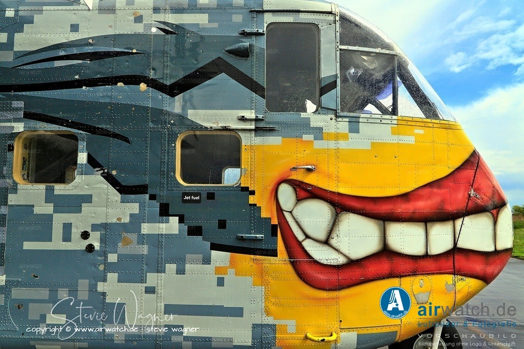 Flying Shoebox - Short S.C.7 Skyvan auf dem Flugplatz Husum-Schwesing | Zuverlässige Garrett TPE331-Triebwerke, die auch unter extremen Bedingungen (heiß und hoch) leistungsfähig waren. Hohe Vielseitigkeit: Einsatzmöglichkeiten umfassten Truppentransport, Fallschirmspringerabsetzen, Versorgung, Such- und Rettung (SAR), medizinische Evakuierung (medevac) und maritime Aufklärung (z. B. mit Radar bei der Luftwaffe von Oman). Erhöhte Zuladung und Startmasse in der militärischen Variante Skyvan 3M-200 (bis 6.804 kg), was den Transport schwerer Lasten ermöglichte. 