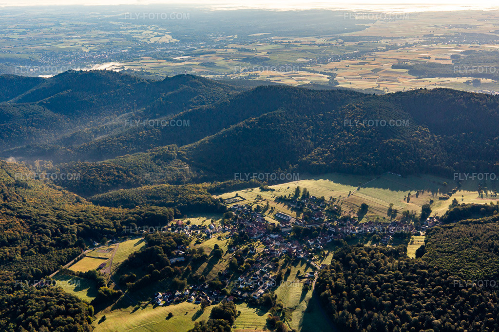 Aerial view: View of the town from the west in Climbach in the state Bas-Rhin, France. – Photo: IMG_138927.jpg taken on 09/24/2023 by Werner Riehm/FLY-FOTO.com – Resolution of the original: 5472 x 3648 px