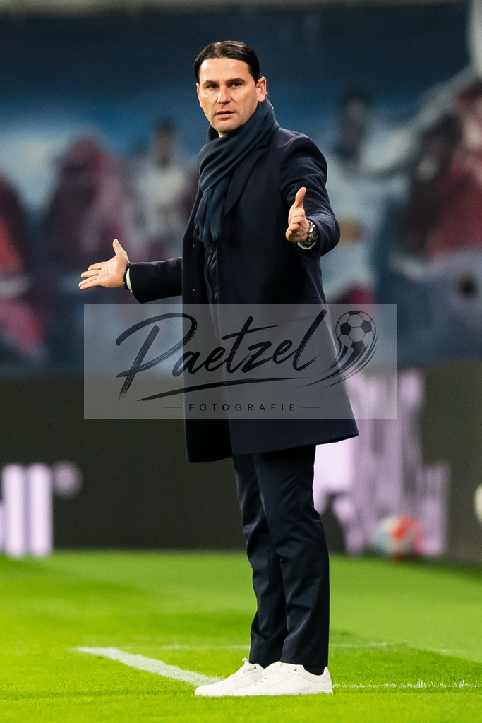 RBLLEV20211128_041 | Fussball, Herren: Trainer Gerardo Seoane (Bayer 04 Leverkusen) gestikuliert, Gestik bei dem Spiel der 1. Bundesliga zwischen RB Leipzig und Bayer 04 Leverkusen in der Red Bull Arena am 28.11.2021 in Leipzig, Deutschland.DFB / DFL REGULATIONS PROHIBIT ANY USE OF PHOTOGRAPHS AS IMAGE SEQUENCES AND/OR QUASI-VIDEO. - Realisiert mit Pictrs.com