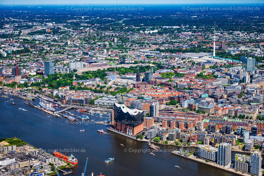 Hamburg_Elbphilharmonie_Hafencity_ELS_0711200625 | HAMBURG 01.07.2025 Elbphilharmonie am Ufer der Elbe in Hamburg. Das Konzerthaus- Gebäude im Stadtteil Hamburg-HafenCity befindet sich am Ufer der Elbe der Hansestadt. Weiterführende Informationen bei: BGT Bischoff Glastechnik AG,  Drees & Sommer SE,  Herzog & de Meuron,  IBB GmbH - Ingenieurbüro für Brandschutz von Bauarten,  Ingenieurbüro Dr. Siebert Büro für Bauwesen,  Quantum Immobilien AG,  ReGe Hamburg Projekt-Realisierungsgesellschaft mbH. // The Elbe Philharmonic Hall on the river bank of the Elbe in Hamburg. Further information at: BGT Bischoff Glastechnik AG,  Drees & Sommer SE,  Herzog & de Meuron,  IBB GmbH - Ingenieurbuero fuer Brandschutz von Bauarten,  Ingenieurbuero Dr. Siebert Buero fuer Bauwesen,  Quantum Immobilien AG,  ReGe Hamburg Projekt-Realisierungsgesellschaft mbH. Foto: Martin Elsen