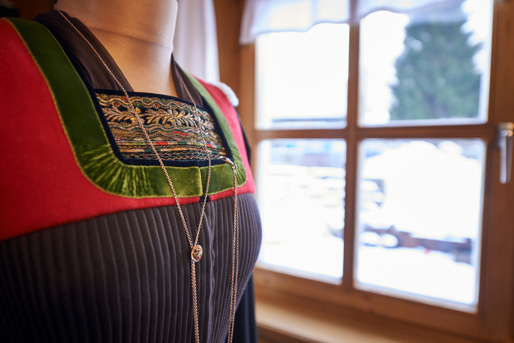 Juppo und Emlmachare | Bezau, Austria - March 09, 2016: Juppo und Emlmachare, Bregenzerwäldertracht mit rotem bestickten Mieder. - Realisiert mit Pictrs.com