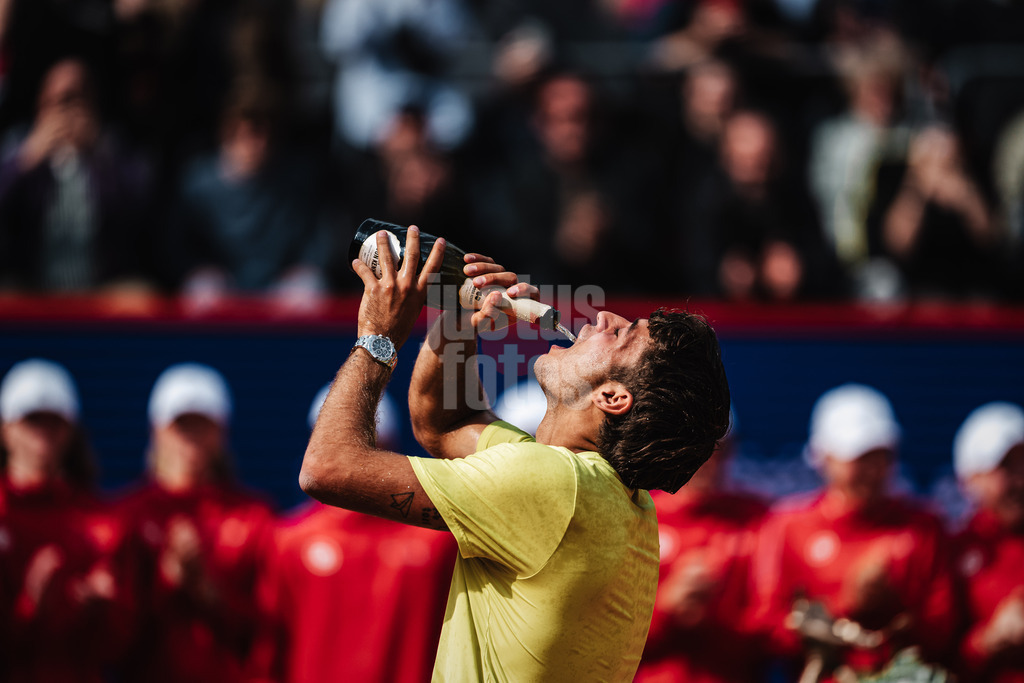 Tennis | Männer | bitpanda Hamburg Open Finale | ATP 500 | Andrei Andrejewitsch Rubljow (RUS) vs. Flavio Cobolli (ITA) | 24.05.2025 | Flavio Cobolli trinkt Sekt während der Siegerehrung