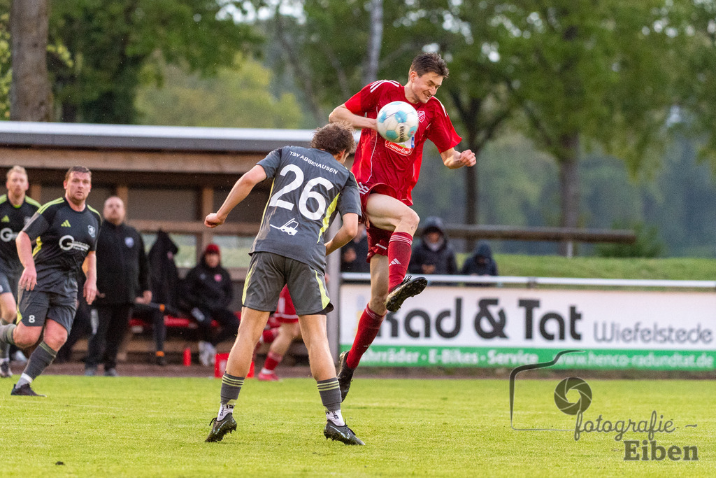 SV Eintracht Wiefelstede-TSV Abbehausen | Bezirksliga Herren; SV Eintracht Wiefelstede (rot)-TSV Abbehausen (grau) am 13.05.2026 in Wiefelstede (Sportanlage), Photo: Philip Eiben 2026 - Realisiert mit Pictrs.com