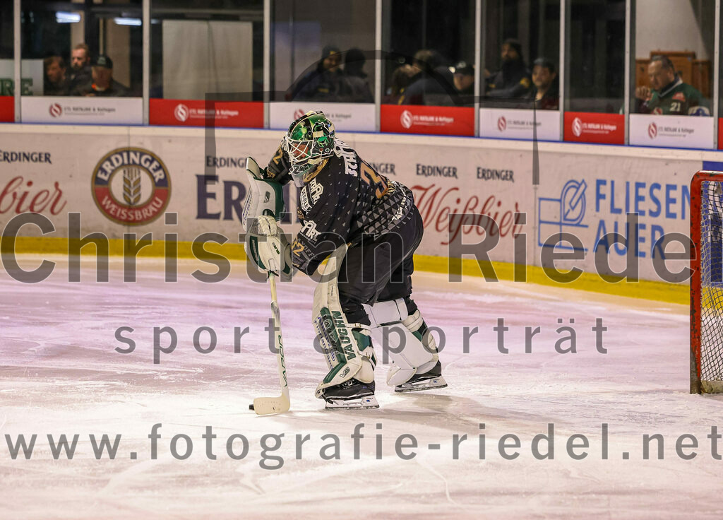 2024-02-23_025_TSV_Erding_gegen_ERSC_Amberg | Erding, Deutschland, 23.02.2024:
Eishockey, Bayernliga Playoffs 2023 / 2024, 3. Spieltag, TSV Erding gegen ERSC Amberg, Endergebnis: 2:3 n. V.

Torwart Dimitri Pätzold (Erding Gladiators, #32)

Foto: Christian Riedel / fotografie-riedel.net