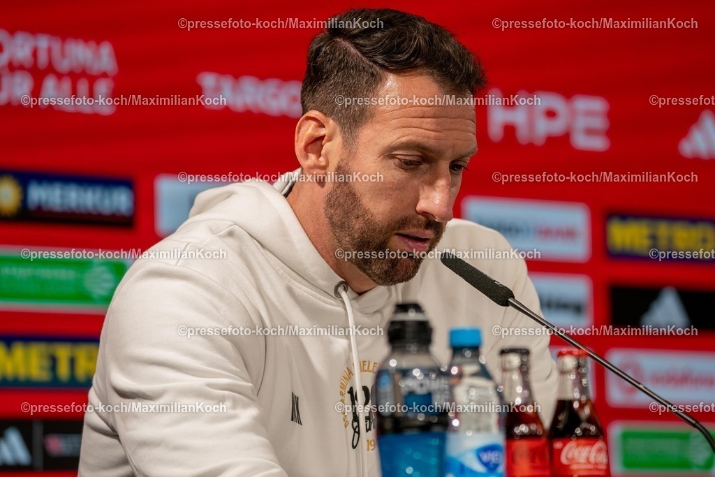 xKKUx16012601078 | 16.01.2026, xkkux, Fußball, Fortuna Düsseldorf - Arminia Bielefeld, 2. Fußball Bundesliga, Merkur Spiel-Arena, Saison 2025 2026: Cheftrainer Mitch Kniat(Arminia Bielefeld #hc) bei der Pressekonferenz nach dem SPiel enttäuscht Enttäuschung  DFB regulations prohibit any use of photographs as image sequences and or quasi-video.