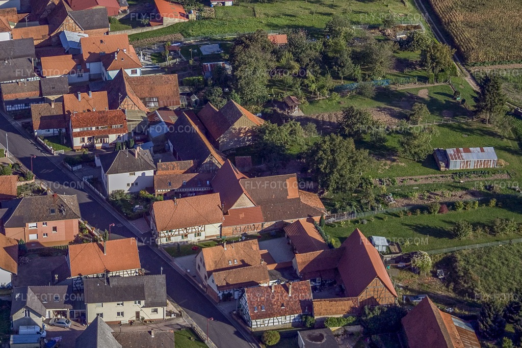 Aerial view: View of the town from the northeast in Schleithal in the state Bas-Rhin, France. – Photo: IMG_7990.jpg taken on 09/13/2007 by Werner Riehm/FLY-FOTO.com – Resolution of the original: 2918 x 1945 px