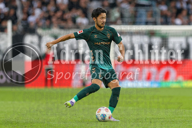 Borussia Mönchengladbach vs SV Werder Bremen - Bundesliga  | Mönchengladbach, Deutschland, 14.09.25:   Yukinari Sugawara (SV Werder Bremen) in Aktion am Ball, Einzelaktion waehrend des Spiels der Bundesliga zwischen Borussia Mönchengladbach vs SV Werder Bremen im Stadion im Borussia Park(Foto von Brauer-Fotoagentur / Adrian Schlueter)