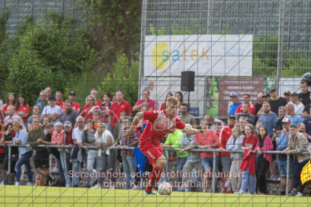 20250616_194806_0566 | #,  TV Eybach (weiß) vs. 1.FC Donzdorf II (rot), Fussball, Entscheidungsspiel 3 in Kreisliga A3 - Bezirk Neckar/Fils, Saison 2024/2025, Rasensportplatz, Staufenecker Str. 41, 73084 Salach, 16.06.2025 - 18:30 Uhr,Foto: PhotoPeet-Sportfotografie/Peter Harich
