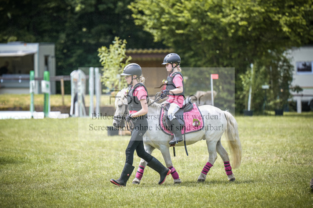 DOS_5301 | Entdecke hochwertige Reitturnierfotos von Foto Oger. Professionell, emotional und authentisch – jetzt Lieblingsmomente im Shop bestellen.Deutschlandweite Turnierfotografie. - Realisiert mit Pictrs.com