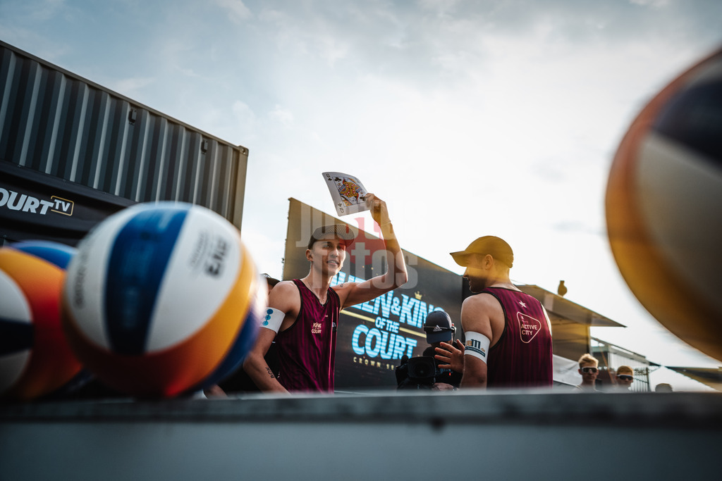 Beachvolleyball | Männer | Queen and King of the Court | Hamburg | 31.05.2024 | Momme Lorenz (links) zieht eine Karte
